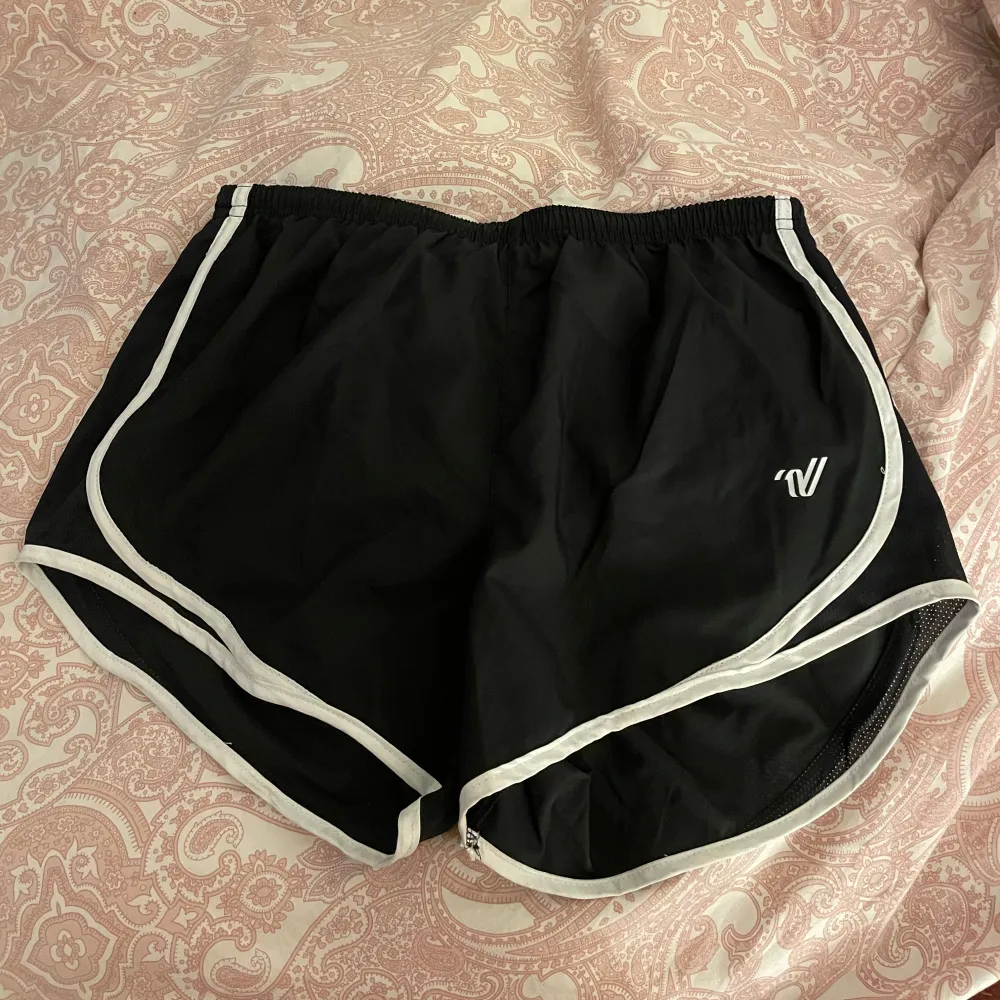 Säljer nu mina Varsity short som endast är använda 1 gång! Dom är i bra skick!!❤️ VID SNABB AFFÄR GÅR PRIS ATT DISKUTERAS! Ordinarie pris 300kr. Sportswear.