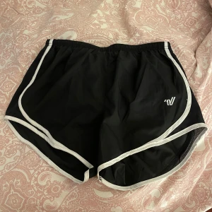 Varsity short - Säljer nu mina Varsity short som endast är använda 1 gång! Dom är i bra skick!!❤️ VID SNABB AFFÄR GÅR PRIS ATT DISKUTERAS! Ordinarie pris 300kr