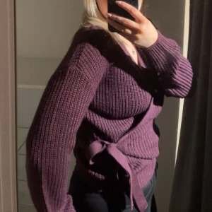 Stickad kofta/ tröja - Stickad lila kofta/tröja i storlek M. Jätte fint skick också aldrig använd 🫶🏻