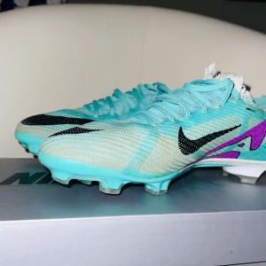 Nike Mercurial  FG - I stort sett helt oanvända, inga skador alls förutom strumpan på skon som är avklippt. Funkar lika bra utan och säljer pga fel storlek. PRIS kan diskuteras för vill sälja!!! Hör gärna av er om ni har frågor! 