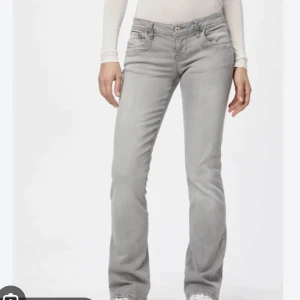 Lågmidjade jeans - Jeans ifrån ltb, nyskick, lite stora för mig därav säljer jag!💕💕 Storlek 28/36