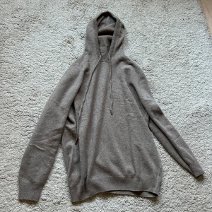 Cashmire hoodie - Säljer nu en snygg cashmire/marino ull hoodie som är oanvänd då den var för stor. Storlek M