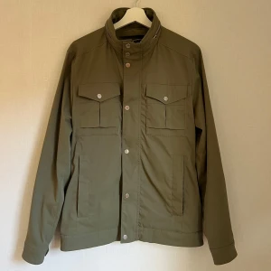 J.Lindeberg höstjacka - Min pojkväns supersnygga höstjacka från J.Lindeberg i jättefint skick behöver ett nytt hem. Snygg passform (se bild två) i härlig mörkgrön färg. Sjuktsnygg till hösten! Nypris 3400kr