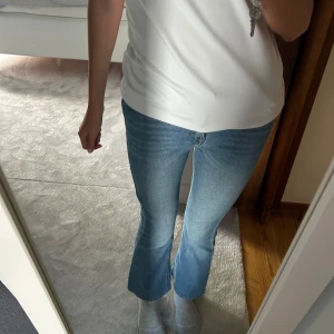 Bootcut jeans från levis - Jättesnygga jeans från LEVI’s till salu💞 strl 148 eller 152 barn, knappt använda!💞 jag är 162 på bilderna