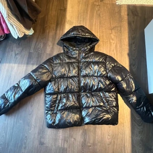 Svart pufferjacka från 157 - Säljer en snygg svart pufferjacka från lager 157 i storlek S. Passar perfekt för både höst och vinter!🖤🖤