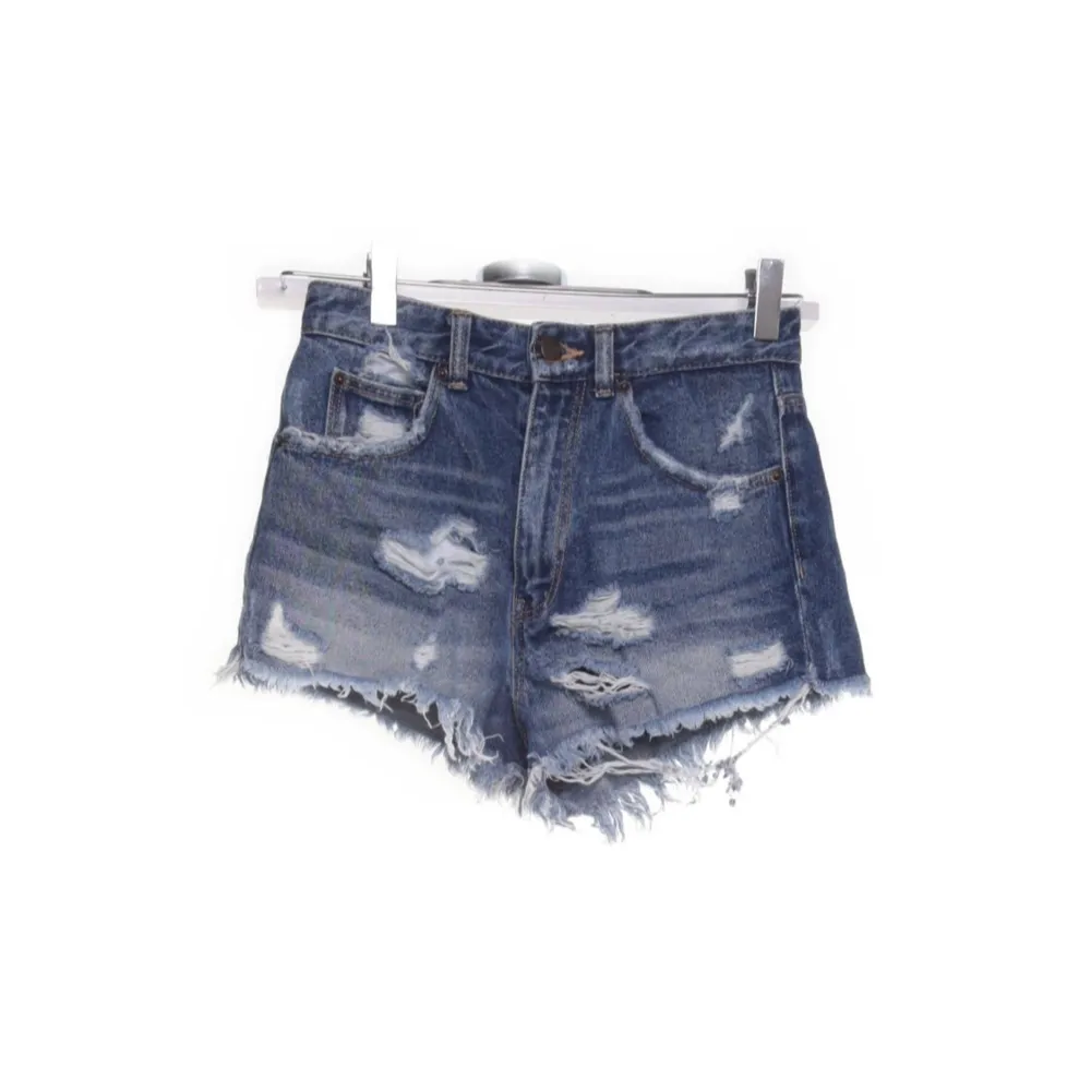 Jeansshorts från Zara Trafaluc Collection. Midjemått: 66cm. Shorts.