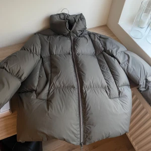 H&M premium dunjacka - Använd en säsong, men mycket fint skick! Liknar Acnes dunjacka i passform och färg! Köpt för 1800kr säljer för 549kr. Avtagbar luva medföljer 