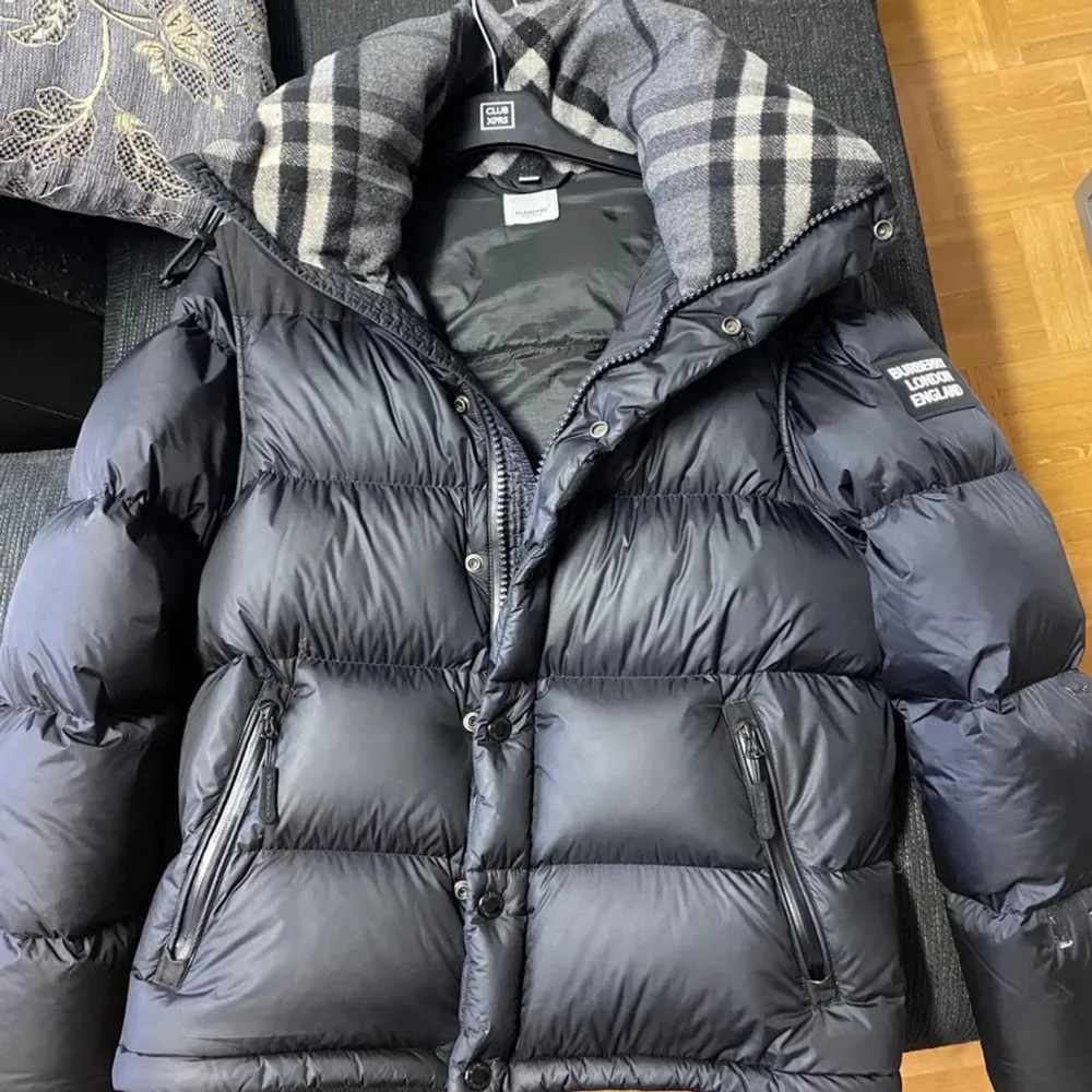 Hej jag har en burberry jacka o jag vill byta den mot en grå eller svart canada goose allting är bra med jackan förutom att den högra fickan inte fungerar men de ska gå att fixa. Obs inte min jacka på bild men skriv om ni är intresserade för bilder . Jackor.