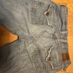 Lucky brand jeans - tvärsnygga vintage o äkta luckybrand jeans i modellen ”jezabel jean”. lågmidjade och bootcut! köpta i usa under 2000-talet o är lite slitna där nere🙏🙏 osäker om jag vill sälja därav priset 💞