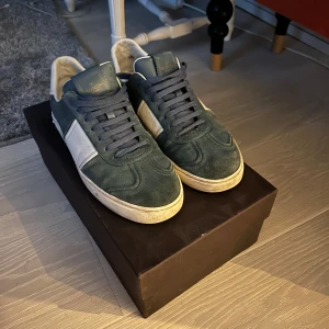 Valentino flycrew - Skick 8/10 alla nitar förutom 1 finns. Sulan lite smutsigt men det går att tvätta bort. Storlek 41,5 men sitter som 42-43. Jätte snygga och sällsynta speciellt denna färg! Låda och extrasnören medföljer