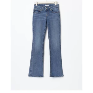 Gina Tricot petite jeans knappar där bak - Gina tricot petite jeans i storlek 32. Knappar där bak. Bara använda 1 gång och inte trasiga/smutsiga. 