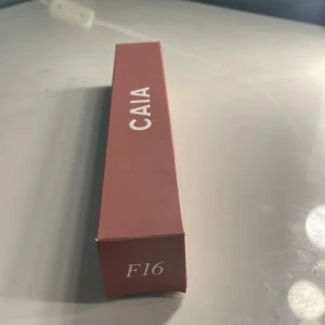 Caia sminkboste!! - Säljer nu Caia sminkborste då den bara ligger och inte kommer till nån användning! Använt endast 1 gång så den är helt ny och köptes i Juni detta året! F16!! 225kr nypriset!! Kan ev byta mot nån annan Caia produkt!!