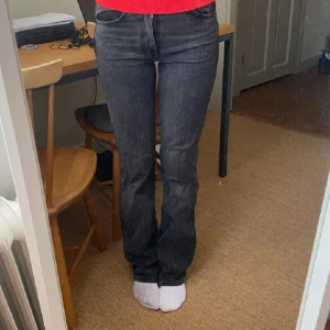 Bootcut jeans - Säljer dessa gråa bootcut jeans i jätte bra skick ! Långa💕