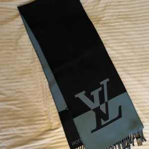 Louis Vuitton halsduk - ”Graphic dual scarf” från Louis Vuitton i marinblå. Sparsamt använd och i mycket bra skick.  90% bomull och 10% cashmere.  32,5 x 192cm  Nypris: 6850kr