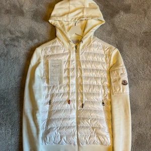 💫Moncler cardigan💫 - Hej! Säljer denna sjukt snygga Moncler cardiganen i en väldigt fin färg. Den är i storlek S. Extremt fint skick, väldigt sparsamt använd. Den är sjukt eftertraktad. Köpt på NK för 8399kr och KVITTO finns! Hör av er vid frågor eller funderingar💫✨🙌