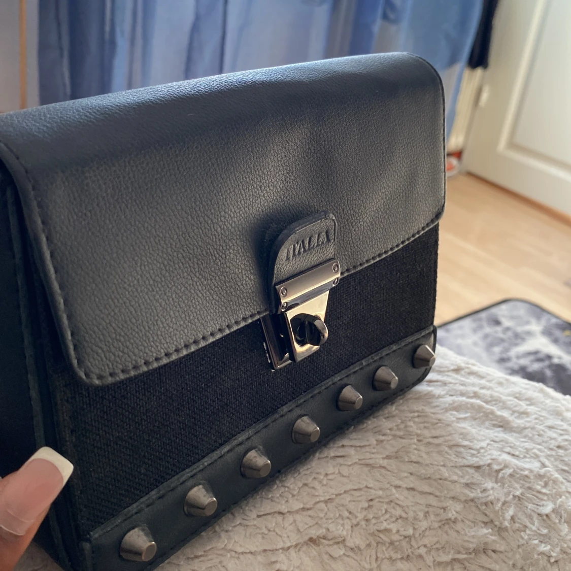 Snygg svart handväska 