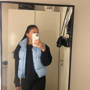 Blå väst  - Ljus blå väst från bikbok  Storlek XS  Nyskick 