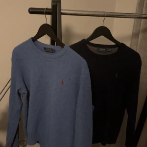 Polo Ralph lauren - Säljer två polo sweatshirts i storlek XS/S i riktigt bra kvalite både är i ull ocj stickade Riktigt fina och sköna tröjor som tyvärr är för små för mig! Säljer båda tröjorna för 600 men pris kan även diskutera tänker mig runt 300 per tröja, hör av er