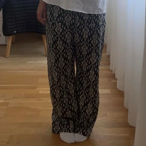 Byxor från zara 💙 - Säljer dessa as snygga byxor från zara! Säljer pga kommer inte till användning, använda fåtal gånger.