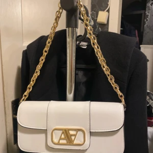 VIT HANDVÄSKA MED GULD DETALJ - Använd 2 gånger 