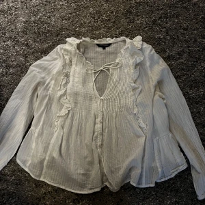 Vit blus från Kappahl - Jättefin vit lite genomskinlig blus från Kappahl. Storleken säger S men passar mig (Xs) superbra💕 Svår att hitta idag!