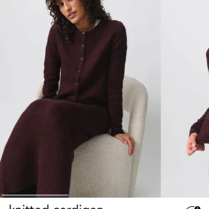 Vinröd stickad kofta - Säljer en supermysig vinröd stickad kofta från Gina tricot som är slutsåld i storlek xs. Har endas använt dne 1 gång, alltså är den som helt ny.💕💗