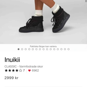 Inuikii’s !! - Säljer dessa jätte snygga svarta inuikii’sarna, väldigt sparsamt använd, men har en liten defekt som kan skickas om man ber om de 🌟 därav priset 🍸nypris 3000kr