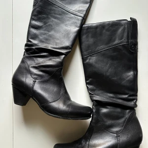 Svarta stövlar - Riktigt snygga svarta höga stövlar. Lagom hög klack så de är enkla att gå i till vardags. Använda en gång av mig.