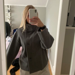 Kappa - Grå kappa från gina, som ny, nypris 600kr
