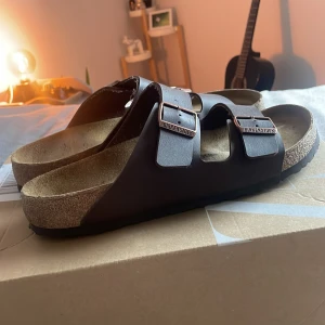 Birkenstock tofflor - Hejsan! Säljer nu dessa birkenstock Arizonas. Säljer dem då jag har köpt bostons nu och använder dem mycket mer. Tofflorna är lite använd men har mycket liv kvar. Köpte dem på Asos så har kvitto på köpet🤗