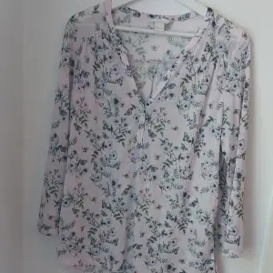 Småblommig blus i ljust rosa från H&M i mycket gott skick. Väldigt skön. Storlek Large. Ligger ute på andra sidor också. 