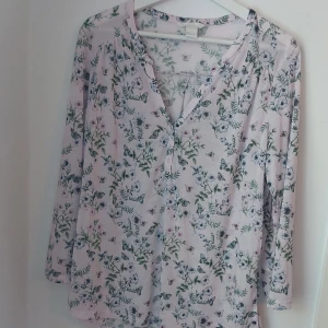 Blommig blus i rosa - Småblommig blus i ljust rosa från H&M i mycket gott skick. Väldigt skön. Storlek Large. Ligger ute på andra sidor också. 