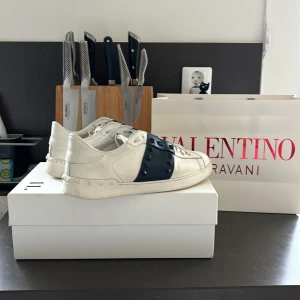 Valentino Open Rockstud Untitled - Säljer mina Valentino Open Rockstud Untitled då jag är trött på dem och söker nya skor. HAR KVITTO. Skorna är använda men det märks inte något särskilt. Som syns på bilderna saknas lite nitar, finns att köpa nya på andra hemsidor.  Tar emot byten men helst direkt betalning. Inga returer! Hör av er vid frågor!