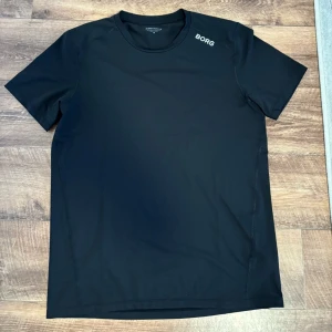 Björn borg tränings T-shirt  - Svart tränings t-shirt från björn borg. Björn Borg-logotypen på vänster bröst. Endast använd fåtal gånger. Som ny.