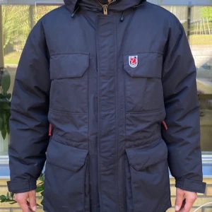 Fjällräven Polar - Fjällräven Polar strl. S (personen på bilden är 186 cm & väger 77 kg). Fint skick - sparsamt använd 11 fickor Fodrad huva