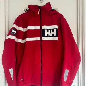 Helly Hansen jacka  - Röd och vit Helly Hansen jacka. Knappt använt, mycket bra skick