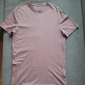 Tshirt  - Väl använd, aningen vind nertill, se bild 3. Också bleknat i färg. Så ljusare vinröd. 