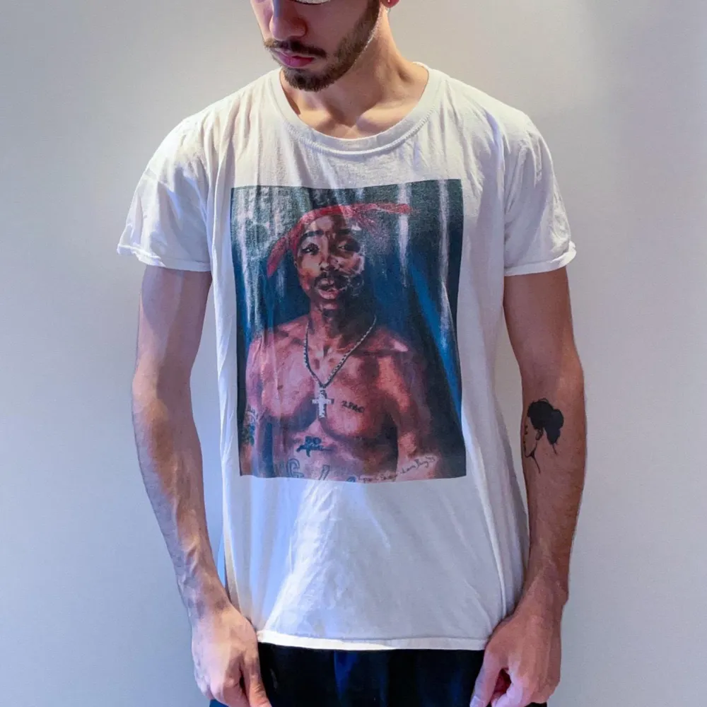 2Pac T-shirt i mycket bra skick. . T-shirts.