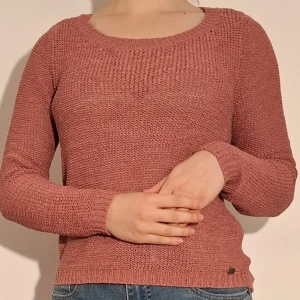 Långärmad stickad tröja - Långärmad stickad tröja från ONLY i färgen dusty pink.   (Sista bilden visar teöjans material)