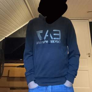 En jättesnygg Emporio Armani hoodie perfekt för alla väder. Hoodien kommer I storlek S  Pris kan diskuteras vid snabb affär