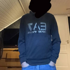 Emporio Armani Hoodie - En jättesnygg Emporio Armani hoodie perfekt för alla väder. Hoodien kommer I storlek S  Pris kan diskuteras vid snabb affär