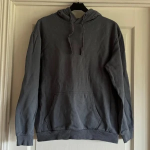 Blå Hoodie  - Storlek XS men skulle säga att den är mer som S