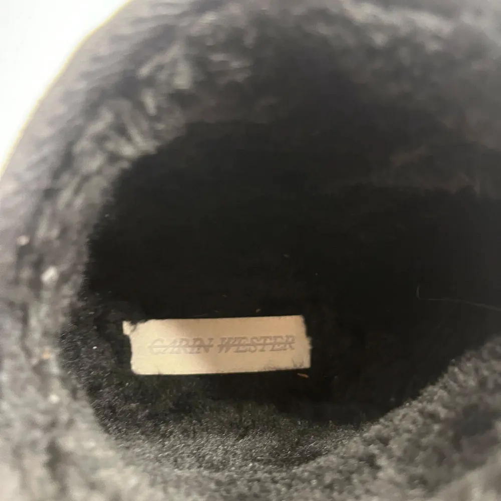 Carin Wester Vinter skor. Använd en halv vinter storlek 39/40 Uggs liknande. Original pris 599kr men säljer min för 300kr. pruta går alltid . Kengät.