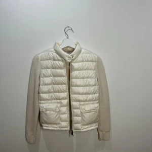 Moncler cardigan  - Vit Moncler cardigan köpt på Mytheresa för nått år sedan, betalade då 5500kr.  Nypris idag är 6100kr Hör av dig vid frågor!! 😊