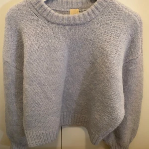 H&M Långärmad tröja  - Storlek Small men funkar som Medium och Large 👍I bra skick, ett litet hål under ena armen.   