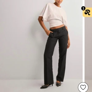 Nelly kostym byxor - Svarta kostymbyxor Helt nya med prislapp kvar  Jätte fina men för små för mig därför ja säljer Storlek 40 men små i storleken