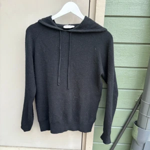 Tiger of Sweden hoodie  - Merino hoodie från tiger of sweden, nypris 1800, mitt pris 549. Säljer tröjan för att den börjar bli lite liten och är sugen på något nytt, den passar bäst på folk mellan 163-173, jag är 174 så börjar bli lite liten. Är öppen för byten, hörs i pm🤝😊