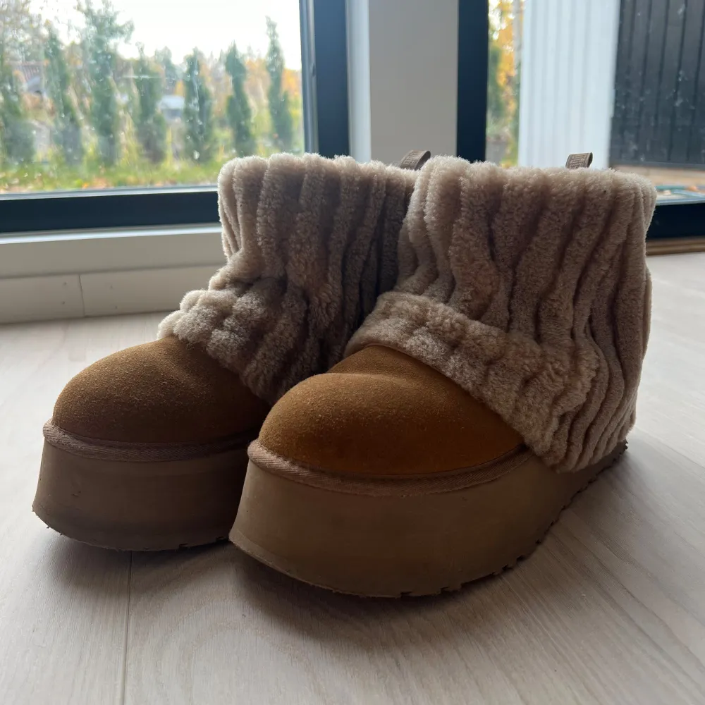 Säljer mina ovanliga ugg sherpa corduroy som inte finns att köpa längre! Jag ÄLSKAR verkligen dom här skorna men då dom är förstora på mig måste jag tyvärr sälja dom!  Om någon vill byta så gör jag gärna de också om någon har dom i storlek 38/39!🌟. Skor.