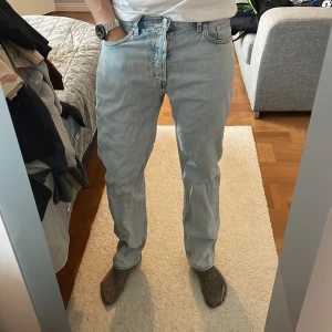Weekday Jeans Space - Garderobsrensing! Säljer ett par Weekday space i storlek 31/32 då de inte längre är min stil. Inte använda mer än 4 gånger så i grymt bra skick. Jag (på bilden) är 183cm, 80kg