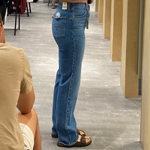 Levis Jeans - Sprillans nya Levis Jeans i modellen ”Ribcage Straight” säljes! Strl: W: 29 L: 34. Nypris: 1349kr ! Mitt pris: 950kr🫶🏼